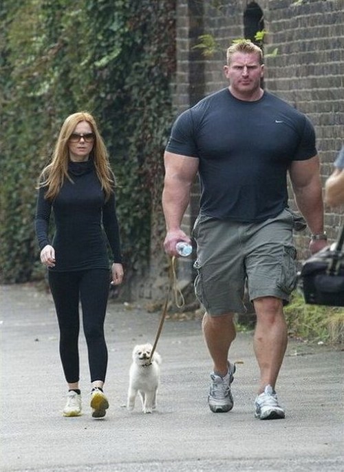 Hulk barátnőjével és kutyájával